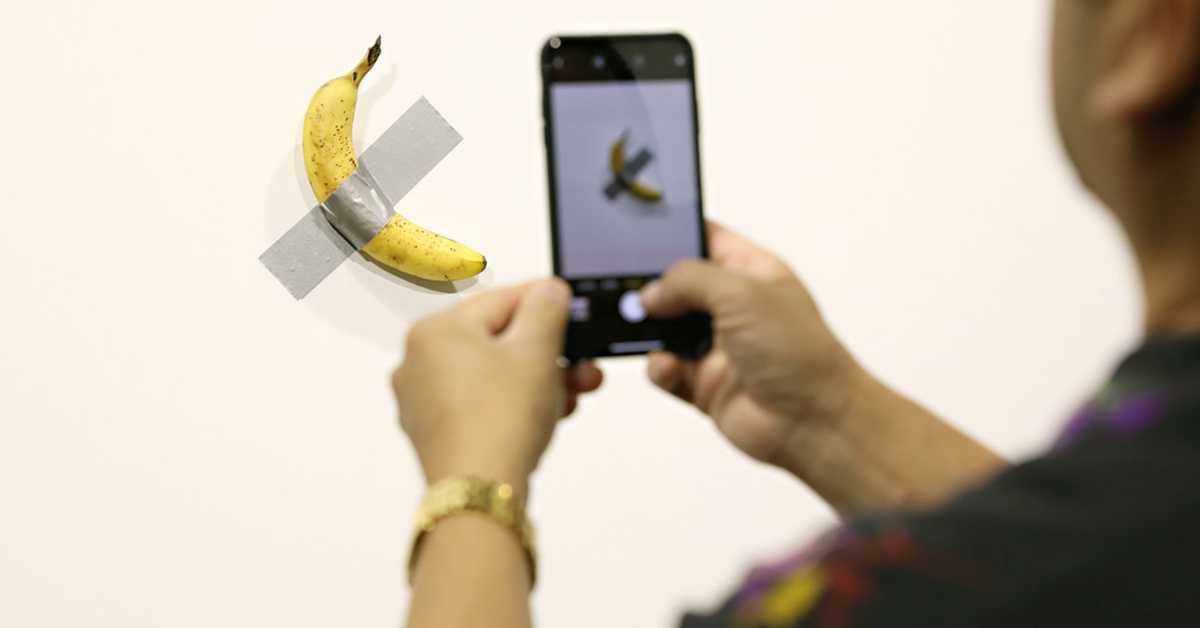 “Com fome”, estudante come banana de instalação artística avaliada em US$ 120 mil