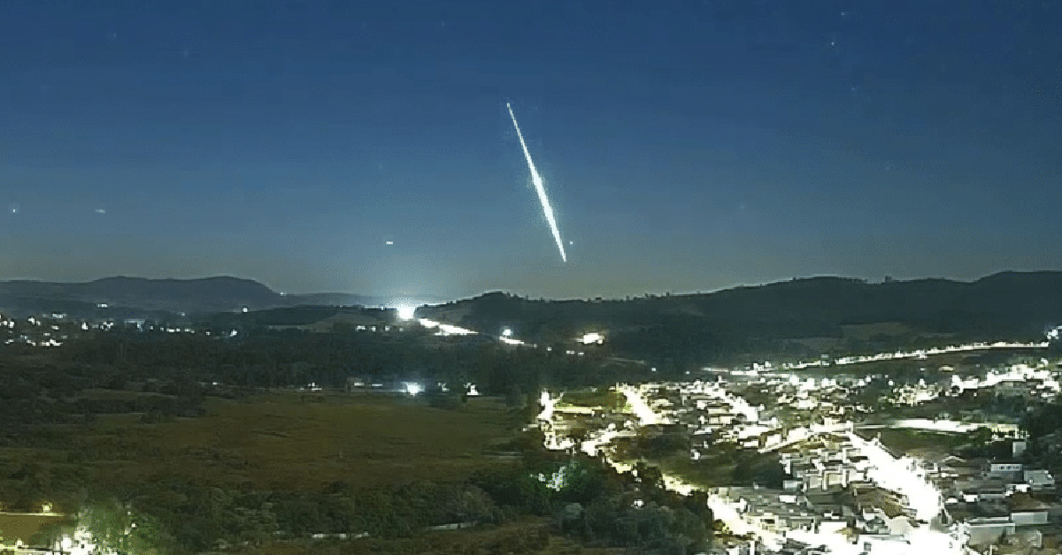 Meteoro deixa rastro de luz no céu brasileiro